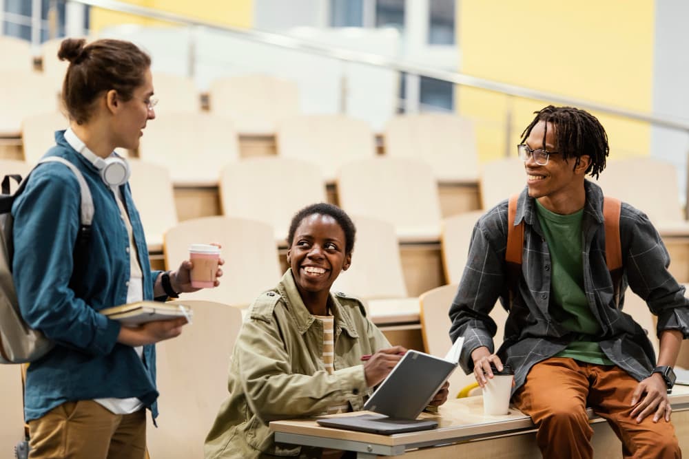 Étudiants qui échangent dans un amphithéâtre